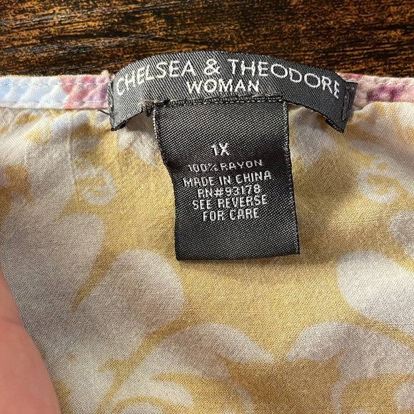 Woman’s top Chelsea & Theodore size 1X - Picture 2 of 2